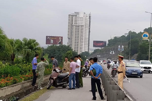 Quảng Ninh: Người phụ nữ đang đi trên cầu Bãi Cháy bất ngờ bị kẻ lạ đâm gục tại chỗ
