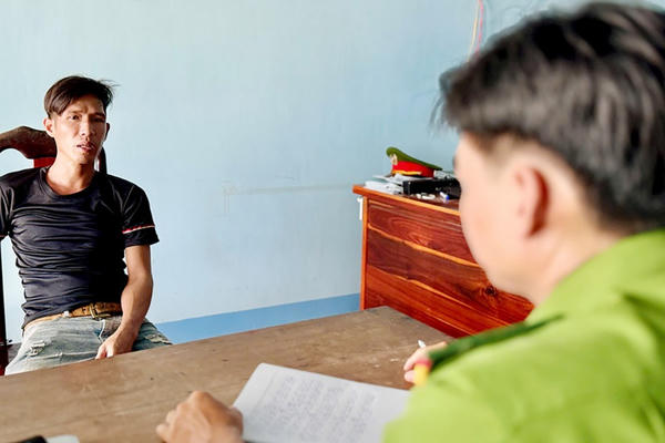 Bé 8 tuổi bị cha dượng bạo hành đã tử vong