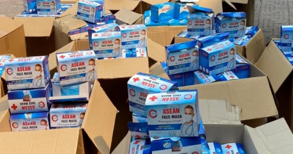 “Khám” 2 xe bán tải phát hiện 50.000 khẩu trang y tế không rõ nguồn gốc
