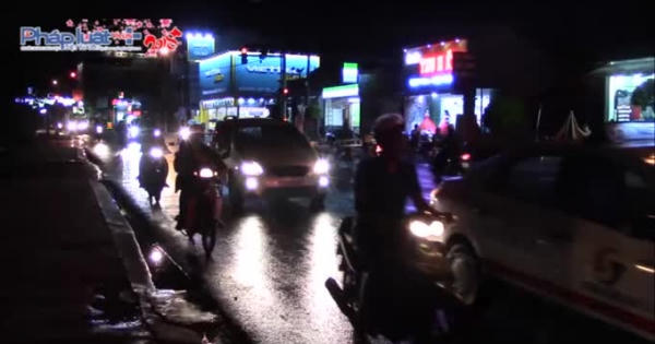 Bình Dương: Đèn hoa trang trí đổ sập xuống đường, nhiều người may mắn thoát nạn