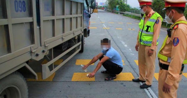 Xin cảnh sát 'bỏ qua' không được, tài xế xe tải 'ăn vạ' ở trạm cân