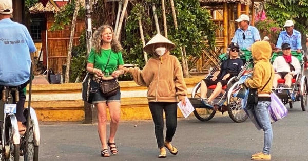 "Cò mồi" xuất hiện, chèo kéo nâng giá dịch vụ du lịch tại Hội An "Cò mồi" xuất hiện, chèo kéo nâng giá dịch vụ du lịch tại Hội An