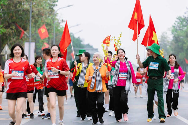 Cờ đỏ sao vàng tung bay trên đường chạy "Hành trình theo chân Bác"