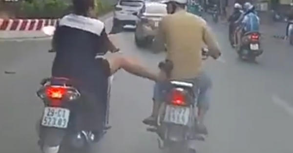 Hy hữu với clip "Nữ quái" đầu trần tung chưởng đạp nam thanh niên giữa lòng Thủ đô Hy hữu với clip "Nữ quái" đầu trần tung chưởng đạp nam thanh niên giữa lòng Thủ đô