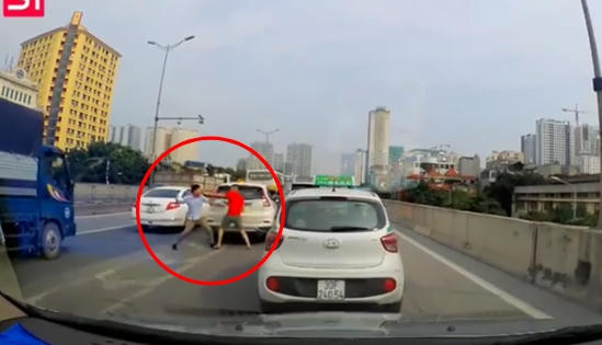 Hà Nội: Sau va chạm giao thông nhẹ, 2 tài xế lập tức lao vào giao đấu mà không nói một lời