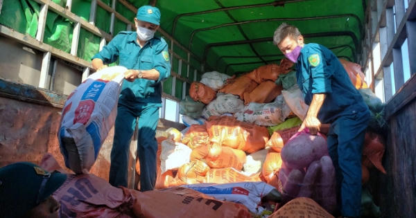 Hàng trăm tấn hàng hóa người dân xứ Nghệ gửi vào thành phố mang tên Bác trong "cơn bão" Covid-19