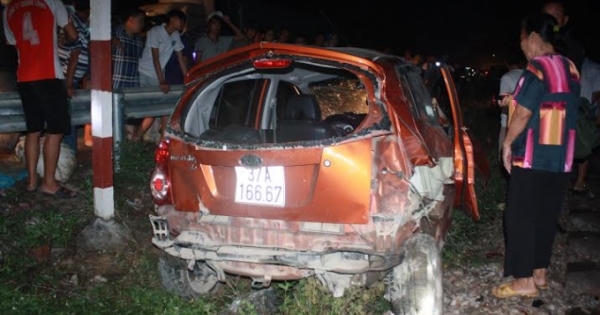 Nghệ An: Tàu hỏa tông xế hộp khiến 4 người đi cấp cứu