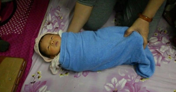 Phát hiện bé trai vẫn còn dây rốn bị bỏ rơi cạnh nghĩa trang