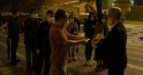 Lại xếp hàng từ 0h sáng để mua hồ sơ vào lớp 1 ở Hà Nội