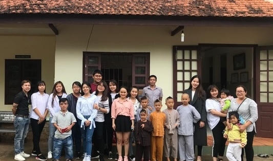 Trước thềm năm học mới, Nam Em giản dị đi trao quà, bánh, dụng cụ học tập cho trẻ em nghèo tại Đà Lạt