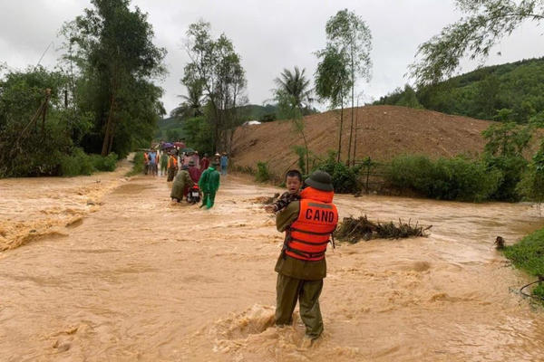 Mưa lớn kéo dài, một số khu vực tại Hà Tĩnh bị ngập lụt, chia cắt