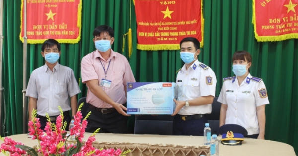 Bộ Tư lệnh Vùng Cảnh sát biển 4 trao tặng 3.500 khẩu trang y tế cho người dân Bộ Tư lệnh Vùng Cảnh sát biển 4 trao tặng 3.500 khẩu trang y tế cho người dân
