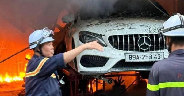 Hoả hoạn bùng phát kinh hoàng, nhiều xế hộp trong gara ô tô bị "bà hoả" thiêu rụi