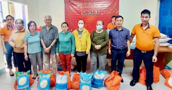 Hàng chục phần quà Tết đến với phụ nữ nghèo và bệnh nhân ung thư TP Nha Trang