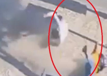 [Clip]: Hãi hùng cảnh thanh niên chở bạn gái tông thẳng lên vỉa hè