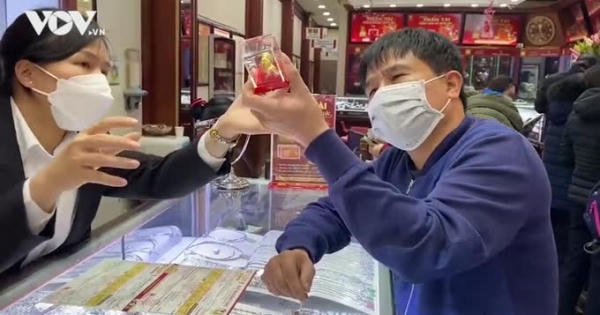 Tấp nập người đi mua vàng ngày vía Thần Tài