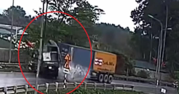 Video: Kinh hoàng cảnh xe tải đâm trực diện xe đầu kéo, nhiều người thương vong
