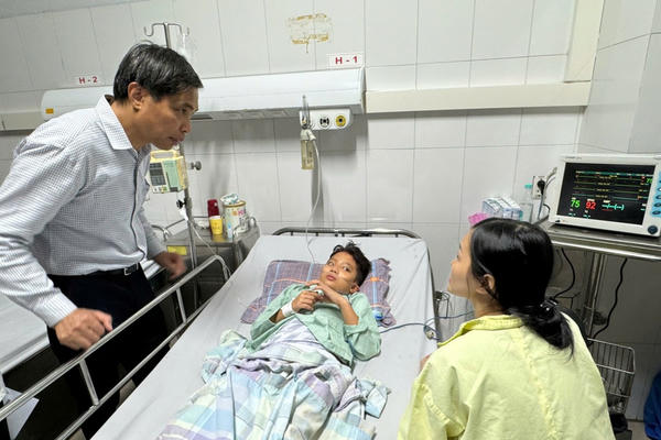 Lời kể xé lòng từ bé trai sống sót trong vụ lật tàu ở Vịnh Hạ Long