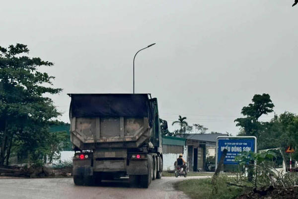 Xã Thuần Trung, tỉnh Nghệ An: Đường vừa được bàn giao đã bị xe tải cày nát