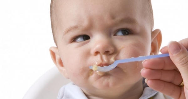 Bác sĩ “dạy” các mẹ cách cho con ăn dặm