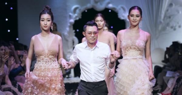 Ồn ào chuyện tình cảm, Đỗ Mỹ Linh vẫn thần thái ngút ngàn đọ sắc với Tiểu Vy tại Amy Show