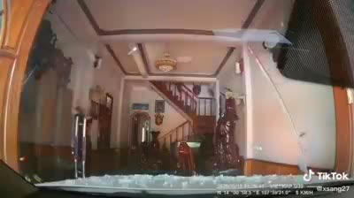 Clip: Kinh hoàng cảnh ô tô "húc" đổ cổng lao thẳng vào nhà do "nhầm chân ga"?
