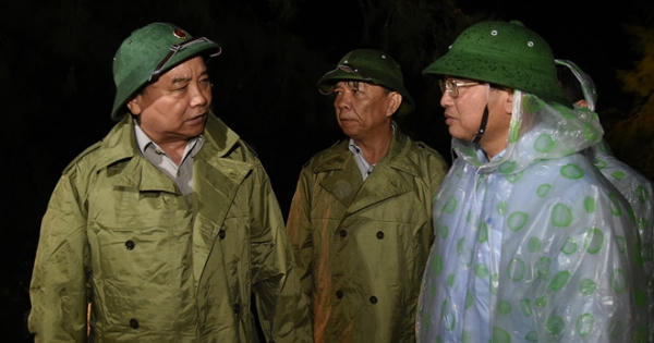 Thủ tướng có mặt tại Quảng Bình chỉ đạo khắc phục hậu quả bão số 10