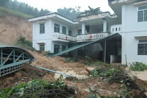 Sạt lở vùi lấp trạm y tế ở Quảng Ngãi, nhân viên trực may mắn thoát nạn