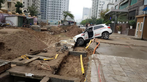 Quận Cầu Giấy: Bẫy 'tử thần' rình rập người qua đường