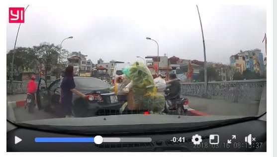 Bất bình với clip nữ tài xế quay đầu xe trên cầu, coi thường người đi đường
