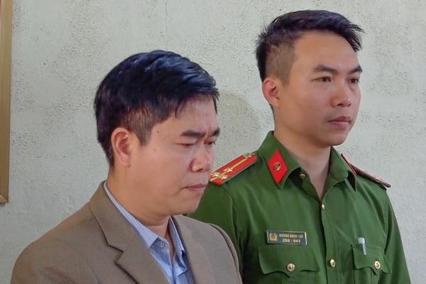 Vụ 11 học sinh ăn 2 gói mì tôm chan cơm ở Lào Cai: Khởi tố, tạm giam nguyên hiệu trưởng