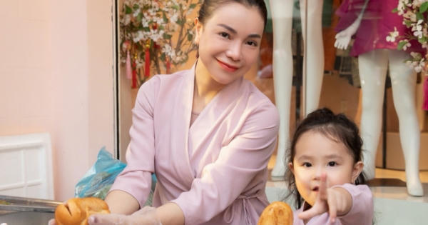 Trà Ngọc Hằng cùng con gái phát đồ chay miễn phí