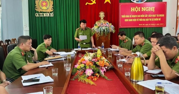 Công an thị xã Buôn Hồ Triển khai cao điểm cấp, kích hoạt tài khoản Định danh điện tử