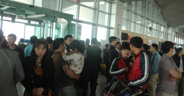 Nghệ An: Máy bay liên tục hoãn chuyến, hành khách bức xúc Nghệ An: Máy bay liên tục hoãn chuyến, hành khách bức xúc