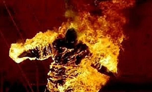 Nghi án ghen tuông, chồng tự thiêu rồi ôm vợ khiến cả hai tử vong