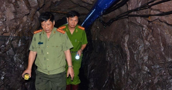 Khó tiếp cận nạn nhân trong vụ sập lò than tại Hòa Bình Khó tiếp cận nạn nhân trong vụ sập lò than tại Hòa Bình