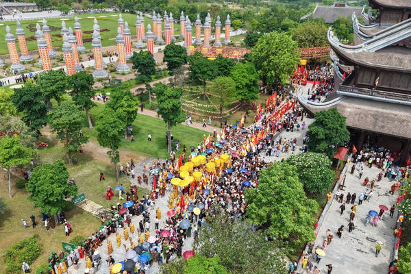 Dòng người tiếp tục đổ về nghinh cung, chiêm bái xá lợi Đức Phật tại chùa Tam Chúc Dòng người tiếp tục đổ về nghinh cung, chiêm bái xá lợi Đức Phật tại chùa Tam Chúc