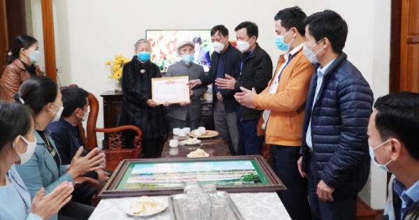 Cụ ông 92 tuổi chống gậy mang sổ tiết kiệm 100 triệu đến UBND xã ủng hộ Qũy phòng, chống Covid-19