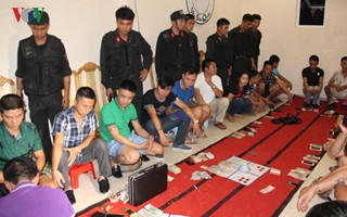 Bắt 27 đối tượng đánh bạc, thu giữ súng và hơn 1 tỷ đồng Bắt 27 đối tượng đánh bạc, thu giữ súng và hơn 1 tỷ đồng