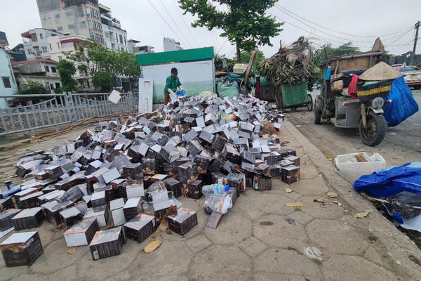 Hàng nghìn hộp sản phẩm thực phẩm bảo vệ sức khỏe đổ tràn lan ra đường