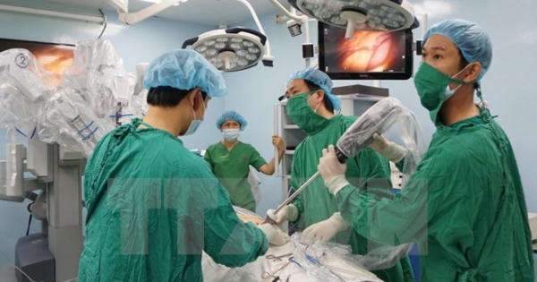 Tiến hành ca phẫu thuật ung thư dạ dày đầu tiên bằng robot