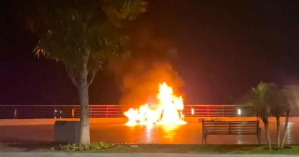 Video: Xế hộp bất ngờ "bốc hoả" khi đang lưu thông trên đường