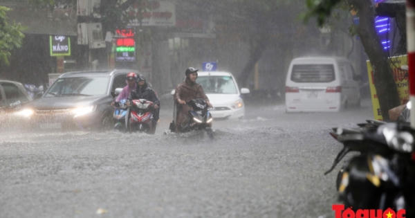 Hà Nội: Nhiều tuyến phố lại ngập sâu trong "biển nước" chỉ sau 30 phút mưa