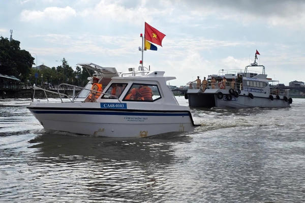 Công an tỉnh Kiên Giang ra quân cao điểm tổng kiểm soát phương tiện khai thác, vận chuyển cát, sỏi
