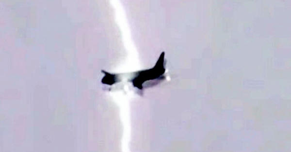 Video: Máy bay Nga bị sét đánh trúng khi vừa cất cánh khỏi sân bay