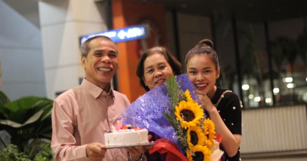Bố Giang Hồng Ngọc ôm bánh và hoa mừng sinh nhật vợ ở sân bay sau gần hai tháng xa cách
