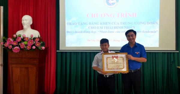 Trao bằng khen của Trung ương Đoàn cho học sinh nhặt 50 triệu trả lại người bị mất