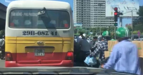 Xe buýt "nhái" tung hoành khiến giao thông thêm lộn xộn Xe buýt "nhái" tung hoành khiến giao thông thêm lộn xộn