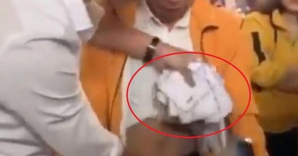 Khách mời lấy trộm 42 phong bì mừng cưới giấu vào vùng 'nhạy cảm' Khách mời lấy trộm 42 phong bì mừng cưới giấu vào vùng 'nhạy cảm'