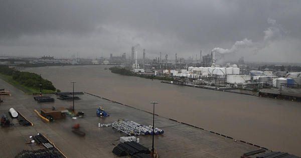 Giá dầu rơi tự do do các nhà máy lọc dầu chậm hoạt động trở lại